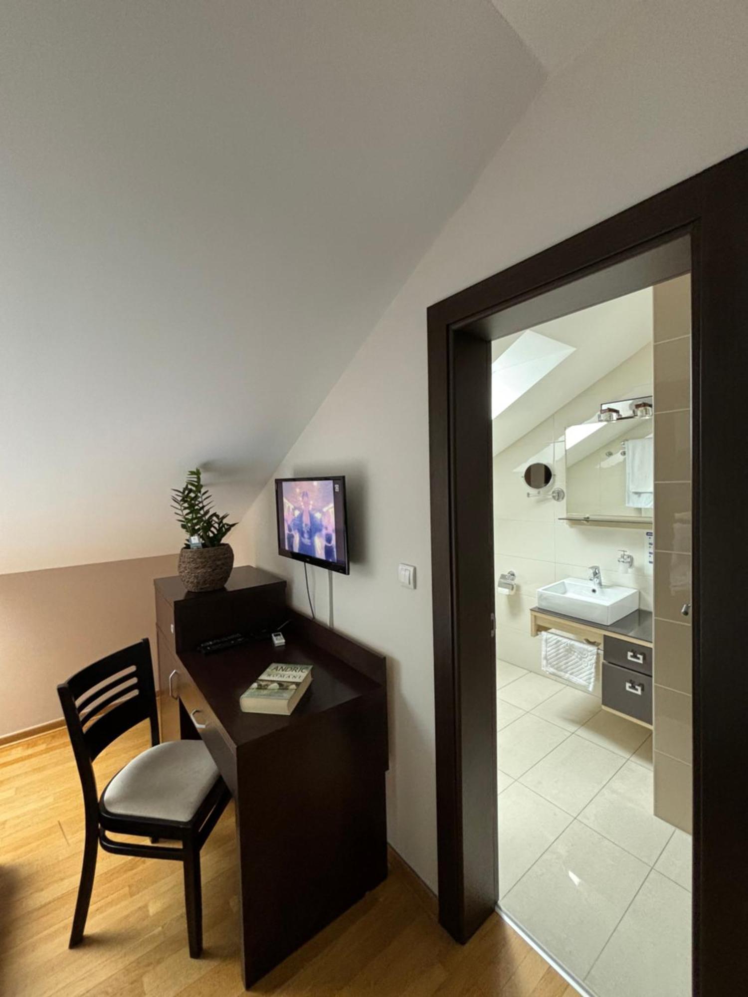 Atrium Bed and Breakfast Sremska Mitrovica Exteriör bild